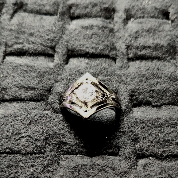 Elegant Silver Women's Ring - Picture 1 of 5